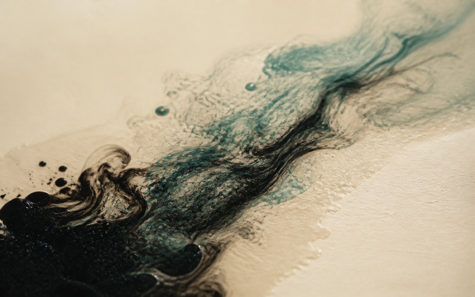 Tinta oscura y mineral fluyendo sobre papel